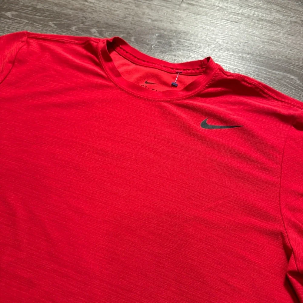Nike Shirt Mens Medium‎ Red Swoosh Logo Running Performance Outdoor Tee Casual